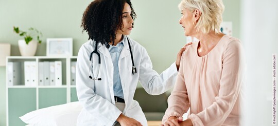 Eine Frau spricht mit ihrer Ärztin wegen Sodbrennen.