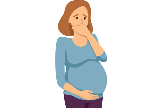 Sobrade während der Schwangerschaft gegen Sodbrennen Schwangere Frau hält sich den Bauch und mit der anderen Hand den Mund zu. Die Umgebung ist hell und freundlich gestaltet, die Frau trägt ein bequemes, blaues Oberteil.