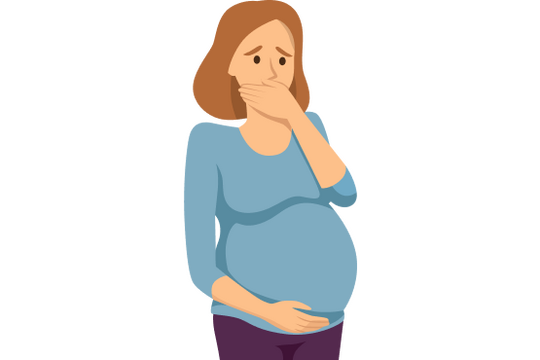 Schwangere Frau hält sich den Bauch und mit der anderen Hand den Mund zu. Die Umgebung ist hell und freundlich gestaltet, die Frau trägt ein bequemes, blaues Oberteil.